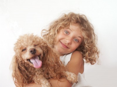 Hembra de caniche con su dueña sonriendo