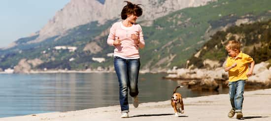 madre e hijo con su perro beagle