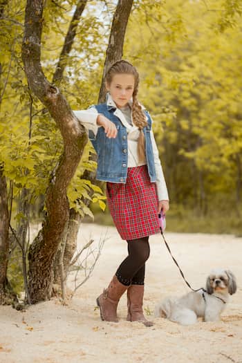 niña romana con su shih tzu 