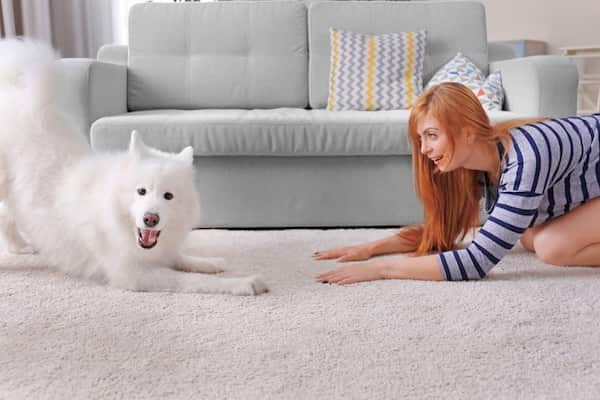 mujer con su perrita de pelo blanco