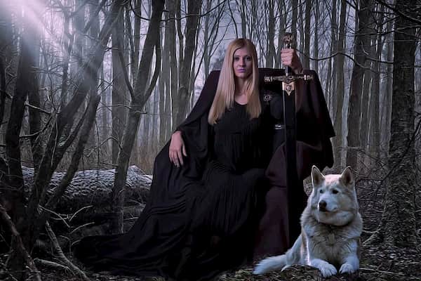 mujer gótica con su perro alaskan malamute