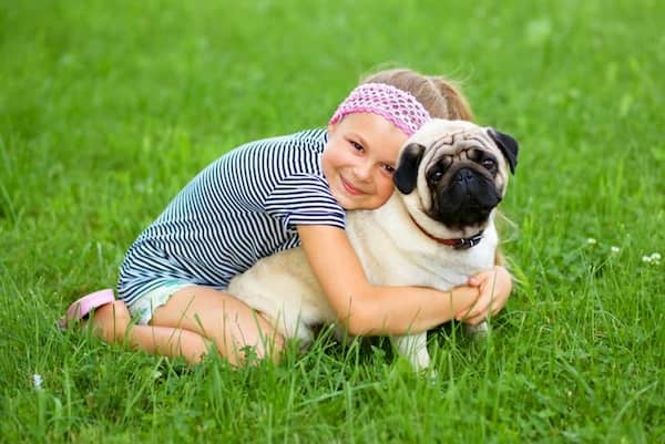 pug con una niña
